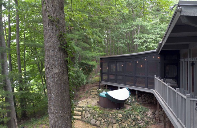 Luxury Midcentury home w/beach and hot tub/ Private but close to everything NoMI
