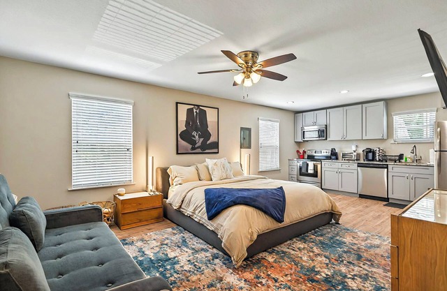 Luxury Midtown Studio - King Bed + Sealy Sleeper Sofa - Steps from FSU & Capital