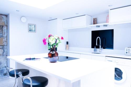 Luxury modern canal side cottage for families, couples, contractors and dog friendly in Lancashire sleeps 6