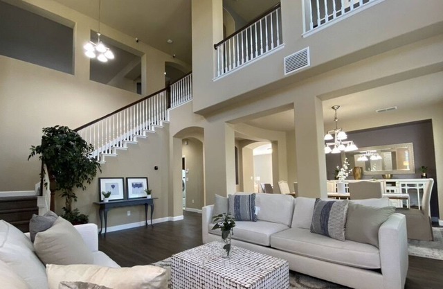 Luxury Modern Home w/ Parking Min Away From Hwy