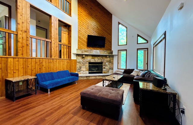 Luxus modernes Haus in den Poconos! SONOS, Weber Grill an Deck, Pool SPECIALS *