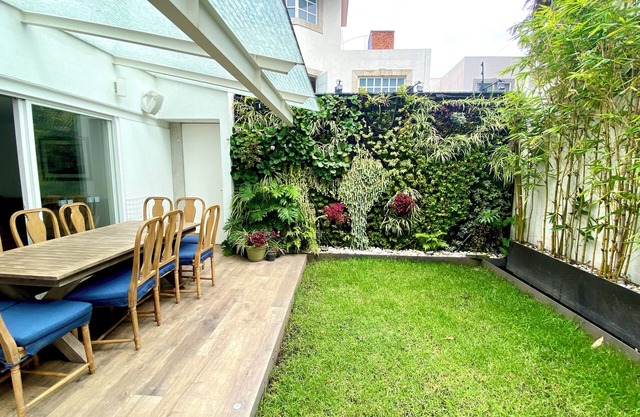 Luxury modern house: For families, with garden in an exclusive and secure community.