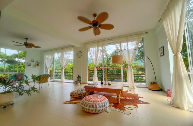 Luxury Modern Retreat Steps from fabulous Tayrona Park, 4bd house with AC & WiFi