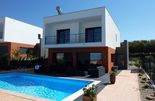 Moderne Luxusvilla mit privatem Pool und einzigartigem Blick auf Meer und Berglandschaft