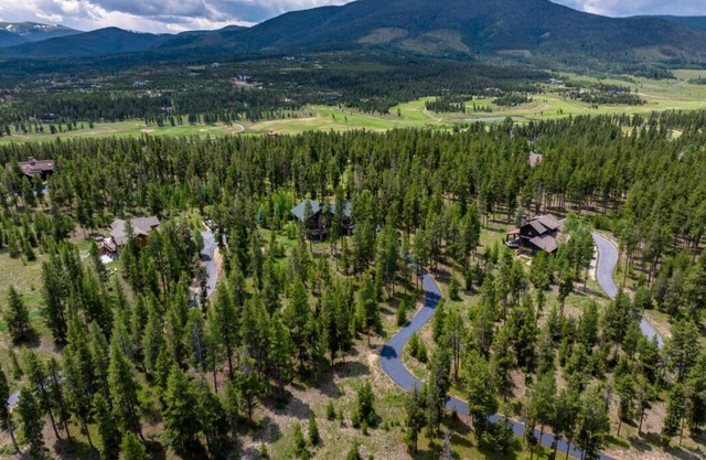 Luxury Mountain Cabin: Hot Tub, Mtn Views, Game Room - Sleeps 10