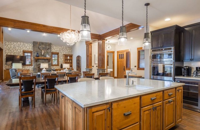 Luxury Mountain Home | 5 Bedrooms- Sleeps 12 | Full Access to Resort Amenities!