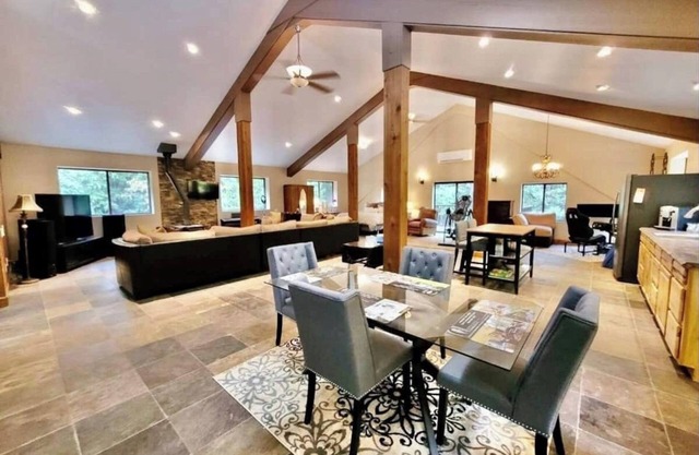 Luxury Mountain Loft- 1700 sqft only 4mi downtown Grass Valley and Nevada City