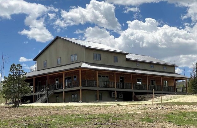 Spacious 6-bedroom retreat at Sierra Madres, 5 miles from town!