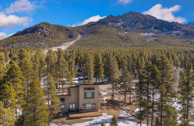 Luxury Mountain Retreat with Panoramic Views & WiFi in Estes Park