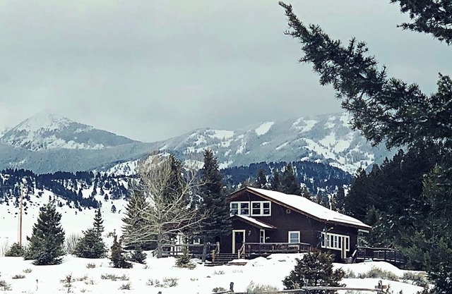 NEU! "THE BOWMORE" - Rustikal Noch raffinierte Hütte am Fuße der Crazy Mountains