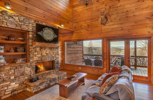 High Hopes ~ Paved Access ~ 4 Suites ~ Hot Tub/Fire Pit ~ Panoramic Views