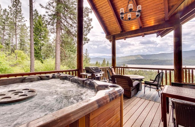 Luxury Mtn Cabin with Sweeping Cle Elum Lake Views!