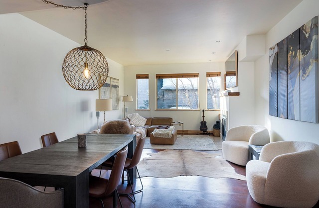 Remodeled townhome 3 min to ski + central Ketchum