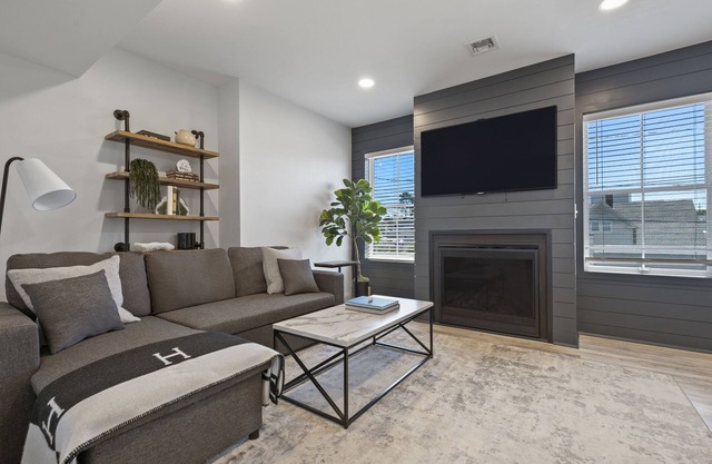 Luxury Mystic Apartment “0.8 miles from downtown mystic”