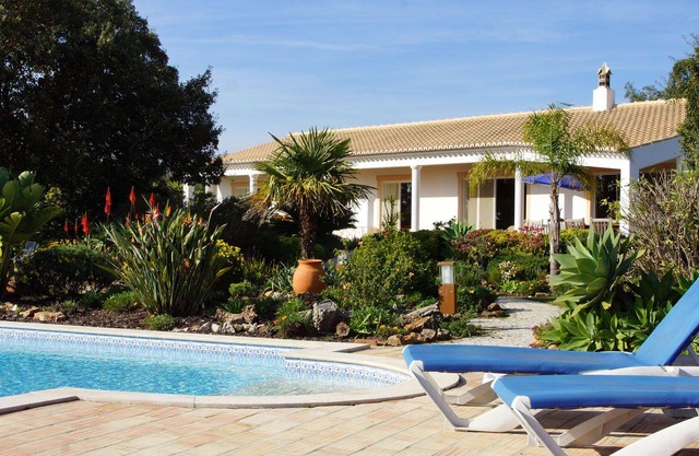 Luxus & Natur: Villa mit solar-beheiztem Pool in einem Gartenpark auf 55.000 m²