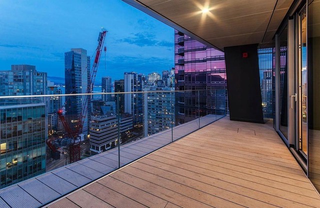 Luxury New Condo in downtown close to all amenities