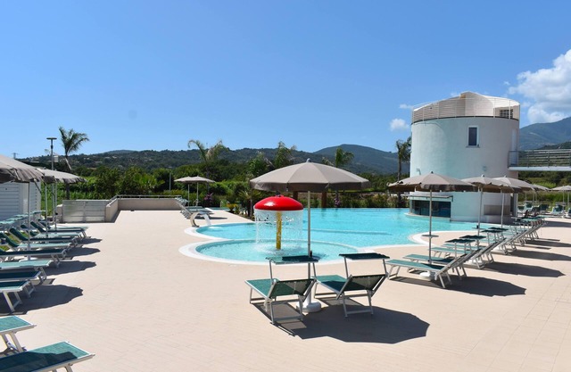 Luxus-Oase: Wohnung mit Terrasse und bezauberndem Pool von Hyéle!