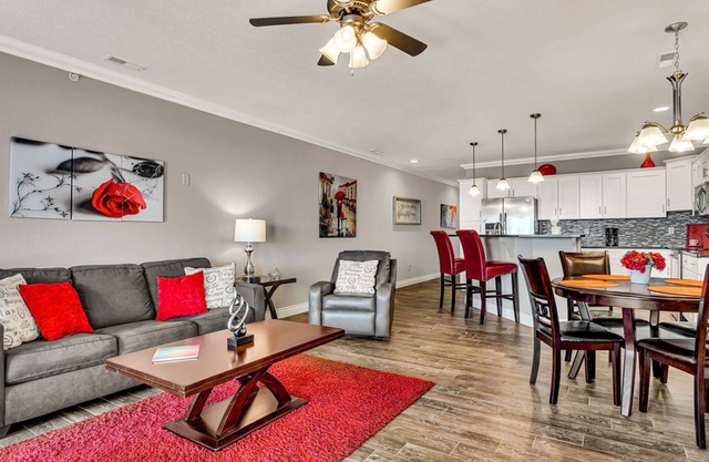 Luxury Oasis Condo, Large Deck with Beautiful Lake Views, Free Daily Activity Tickets!