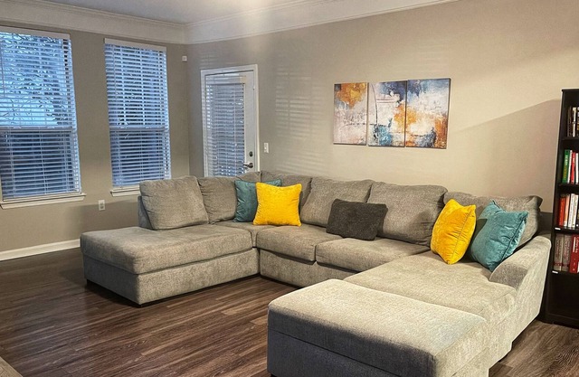 Luxury Oasis - King & Queen Suites near the Avalon
