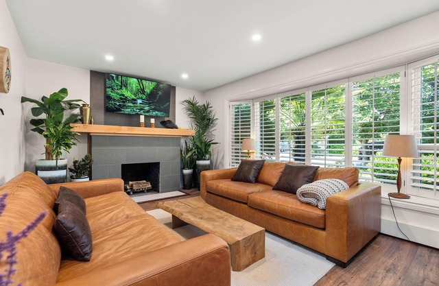 Luxury OASIS w/private POOL & HOT TUB