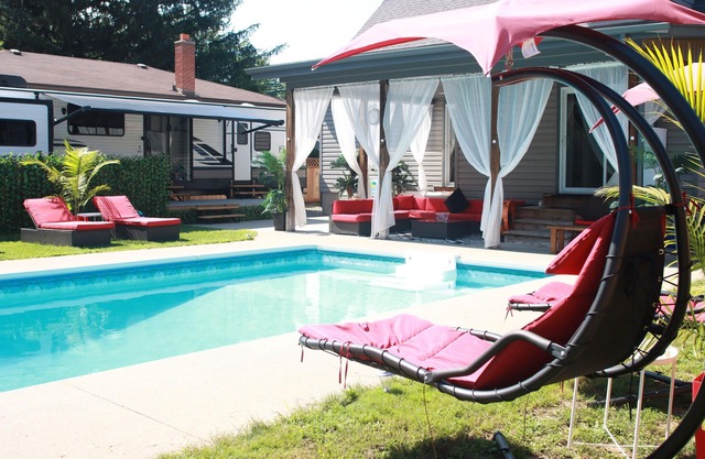 Luxury Oasis with Private Pool, Jacuzzi & Gym!