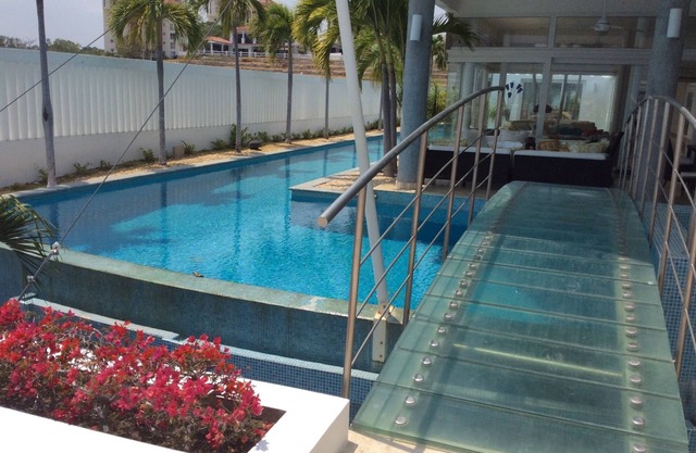 Luxus Ocean Front Home. Private Treppe zum Strand und warmen Pazifik.