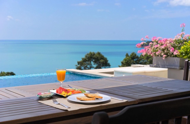 Luxuriöse, familienfreundliche Poolvilla am Meer mit spektakulärer Aussicht