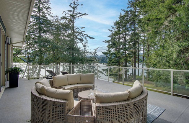 Luxury Oceanfront Guesthouse with Private Beach