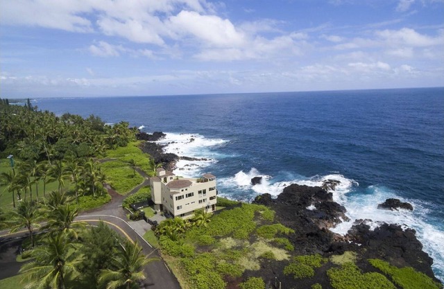 Ocean front Eigentum mit Wellen und Blick auf die Küste für Meilen abstürzt