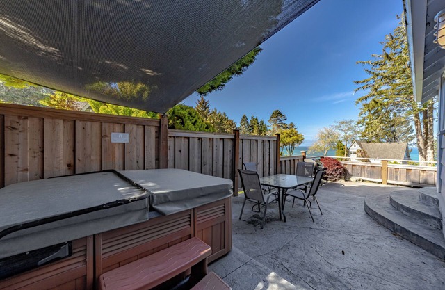 Luxury oceanside retreat, hot tub, epic views, expansive grounds for wildlife viewing and picnics