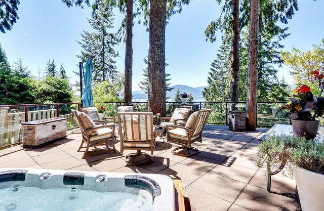 Luxury oceanview entertainment home by skiing, hiking 5 min to beach