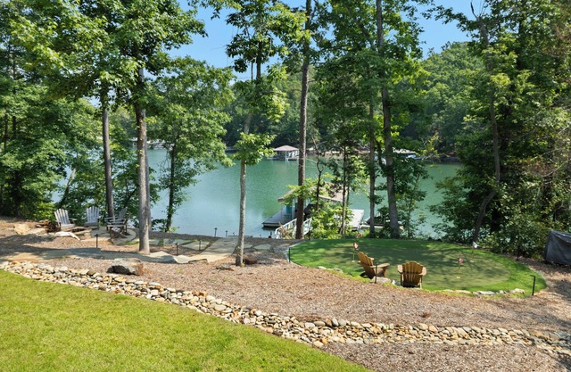 Lake Keowee LUXURY. Quiet cove. Putting green. Near Clemson. Sleeps 18