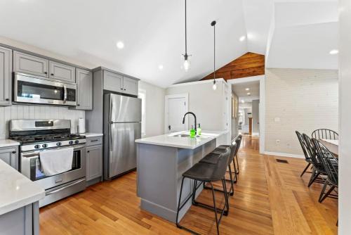 Luxury on Lincoln Home by Saratoga Stays