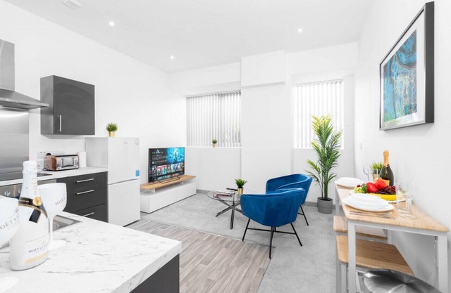 Luxury One Bed Apartment - Brierley Hill - Parking