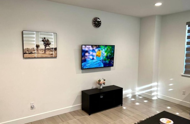 Luxury one bed/bath with Garage & Washer/Dryer