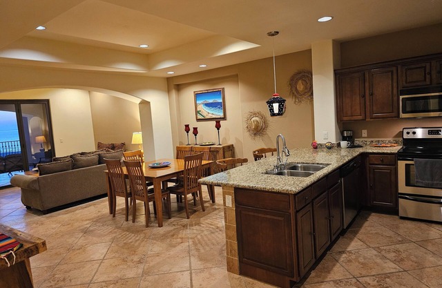 Luxury One Bedroom Condo Steps away from the sea of Cortez. Private and Secure.