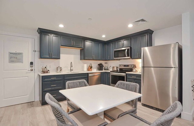 Luxury One Bedroom Condo (625S.F.)