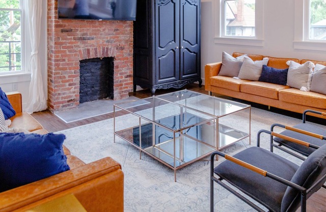 Luxury Open-Concept Condo, <5 Minutes to Downtown