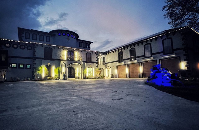 LUXURY/PALACE