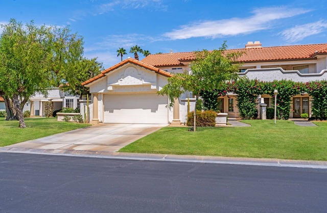 Luxury Palm Desert Condo: Pool & Mountain Views