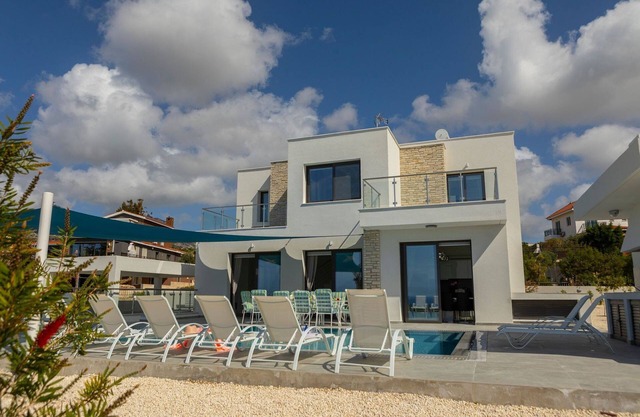 Luxus Paphos Villa | Villa Aldebaran | Villa mit 5 Schlafzimmern | Privates Schwimmbad | Toller Meer