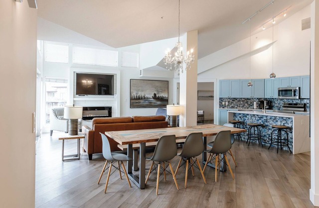 Luxury Penthouse Lakefront Pool Hot Tub
