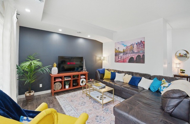Luxury Penthouse|Spacious|Air Conditioning|Close to EDM Downtown|Free Parking