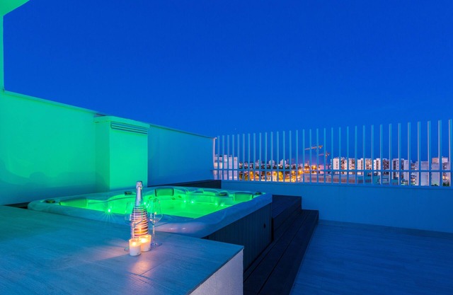Luxus-Penthouse mit Whirlpool auf dem Dach