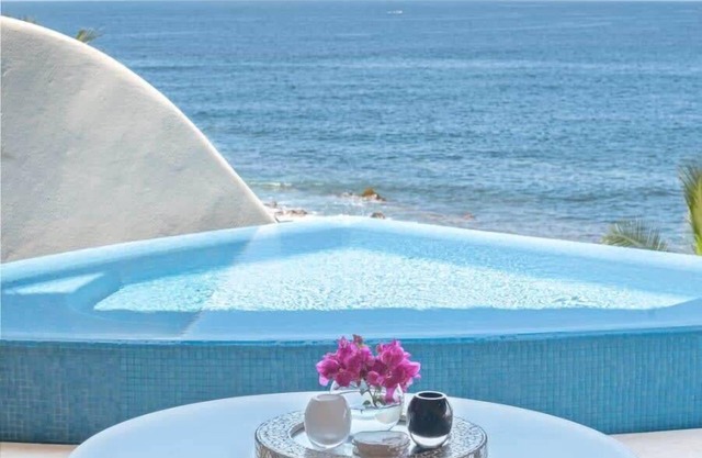 Couples Only-Designer Luxury Oceanfront PH (PM FRIDA 7)
