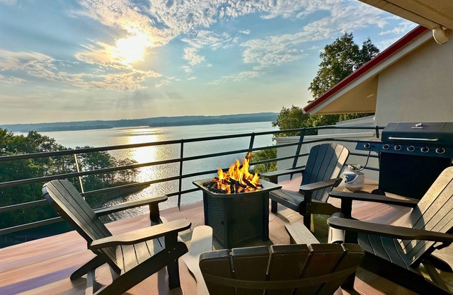 Luxury Pickwick Lake front Villa 9 w/ views & boatslip-5 mins to Aqua