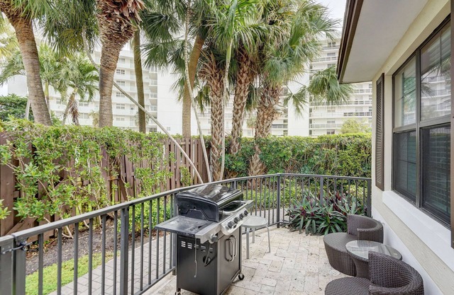 Luxury Pompano beach Vacation With Pool & minutes to beach.