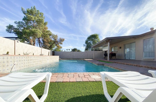 Luxury Pool Home for 10 – Near ASU & Airport