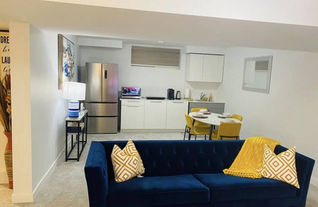 Luxury Private basement suit. Private entrance and Private parking