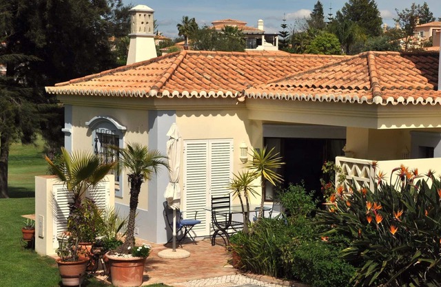 Luxury Private Bungalow on Golf Course, Swimming Pool, 4 km from beach Carvoeiro